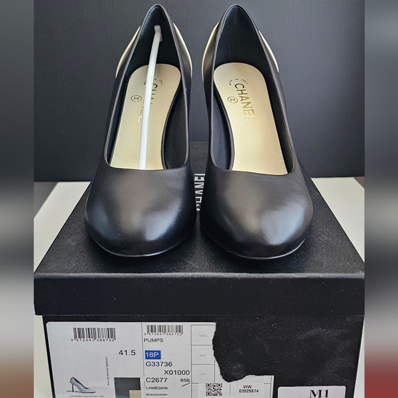 CHANEL Black/White Pumps NIB - Picture 2 of 8